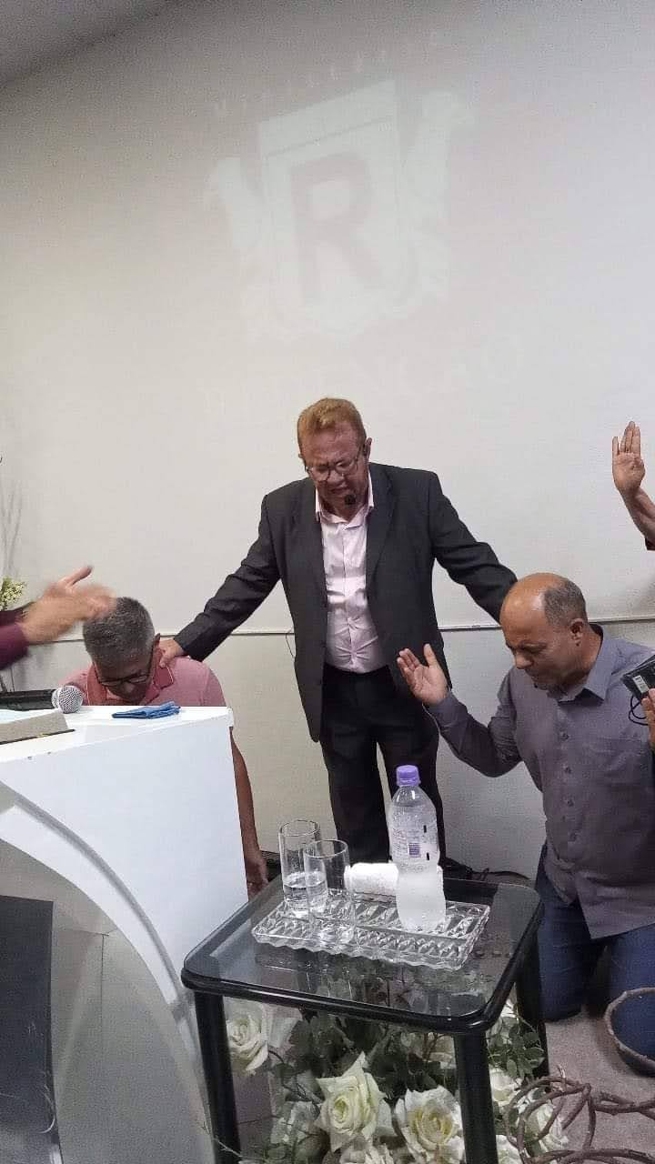 Momento de oracao e ministracao