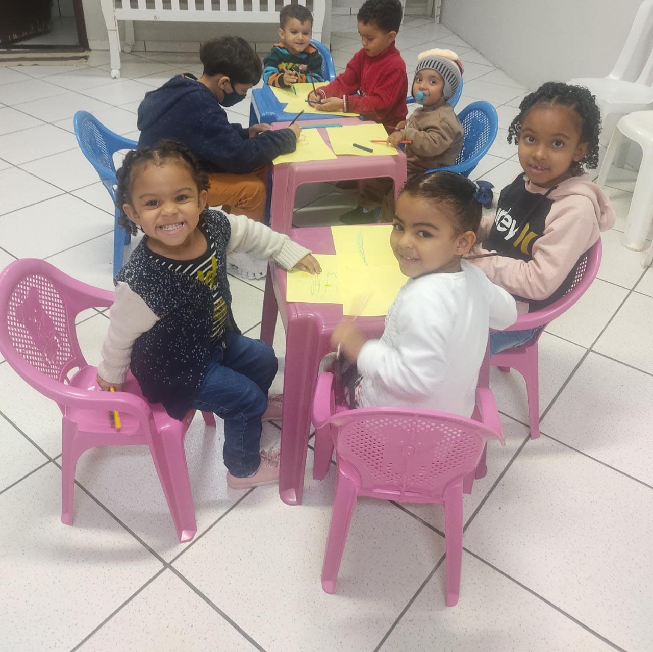 Criancas reunidas em atividade comunitaria