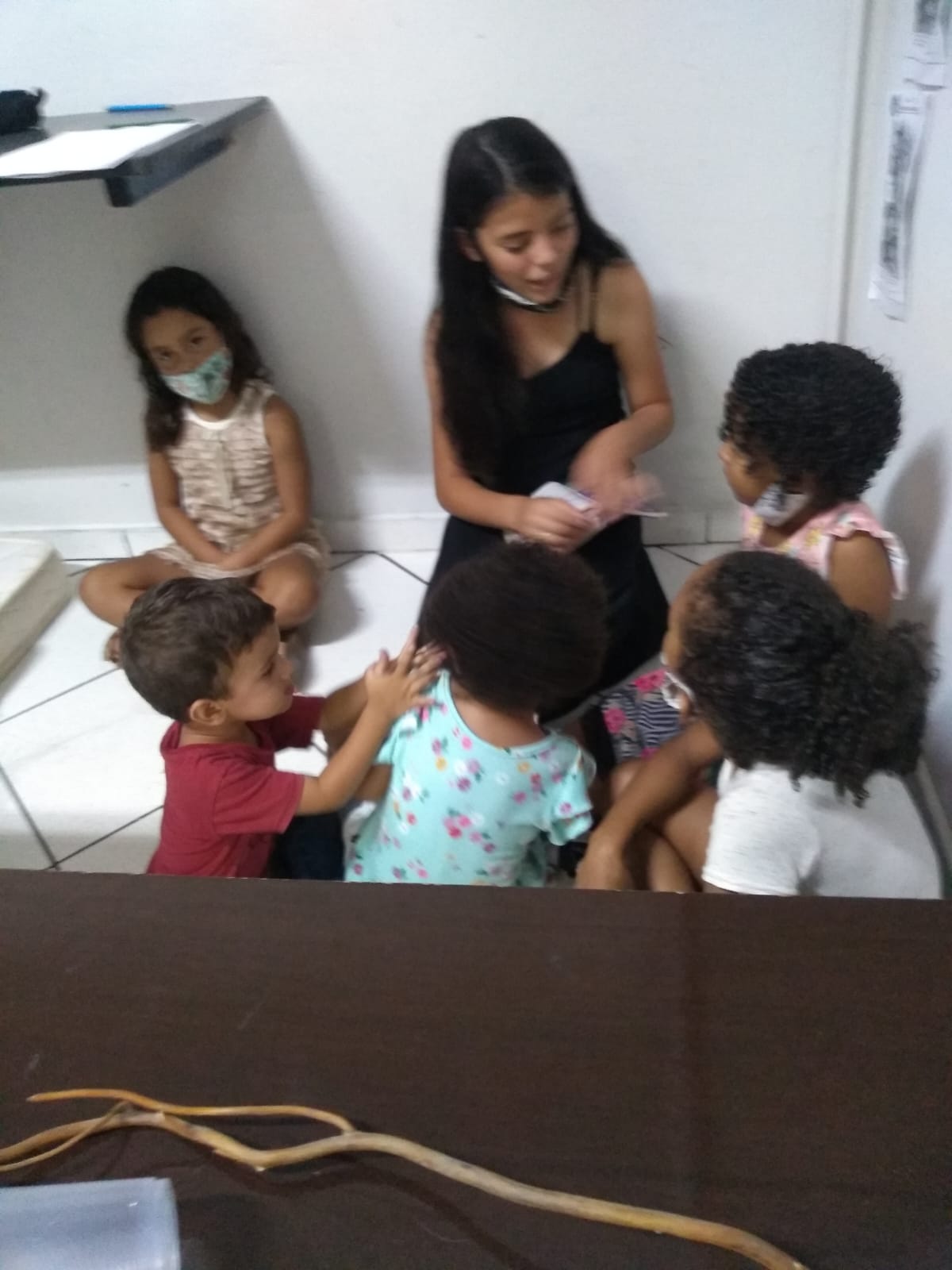 Cuidado com as criancas da comunidade