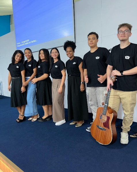 Equipe reunida em um momento especial