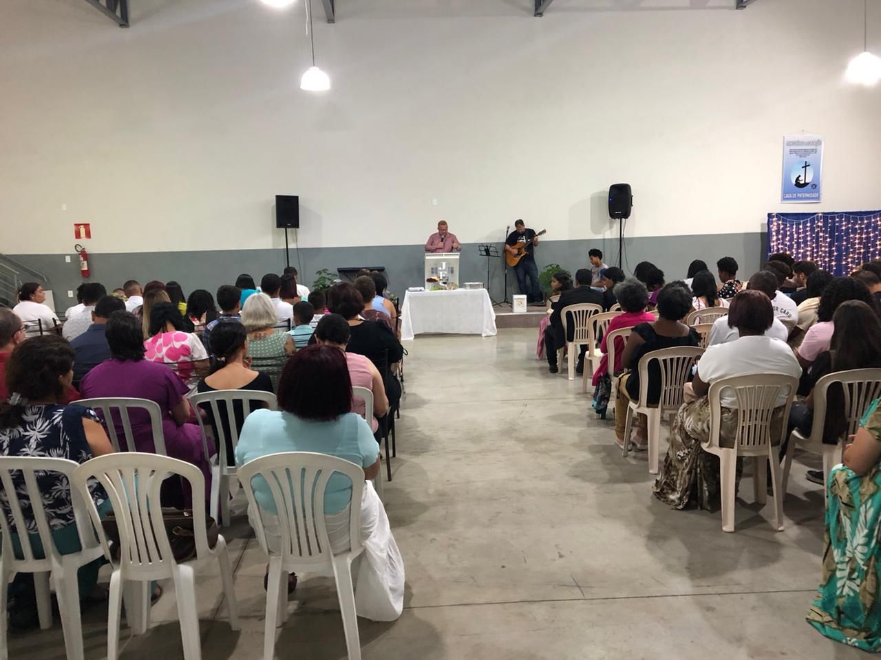 Igreja reunida em celebracao